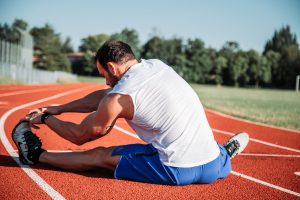 Ragazzo che effettua un riscaldamento delle gambe
